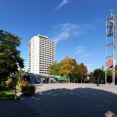 Dorfplatz Tscharnergut mit Glockenturm