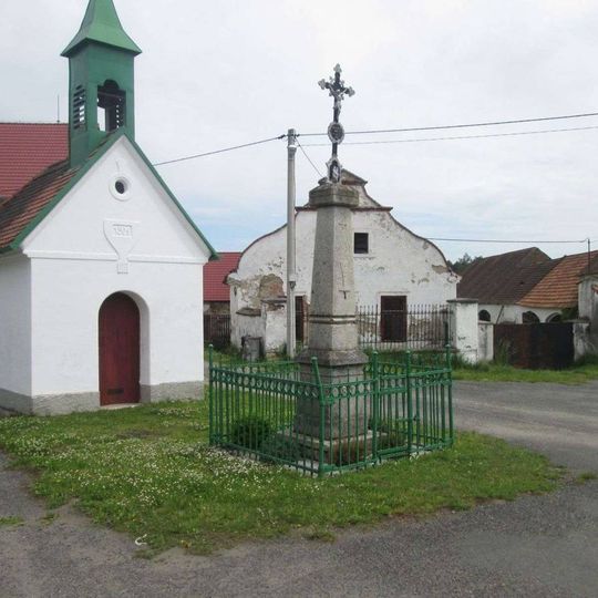 Kříž u kaple v Babíně