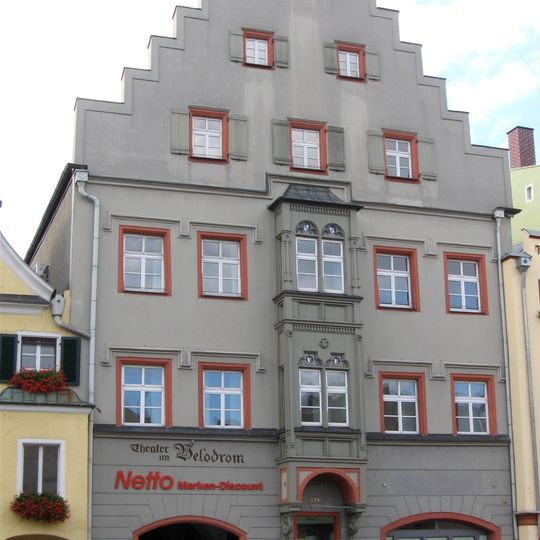 Wohn- und Geschäftshaus