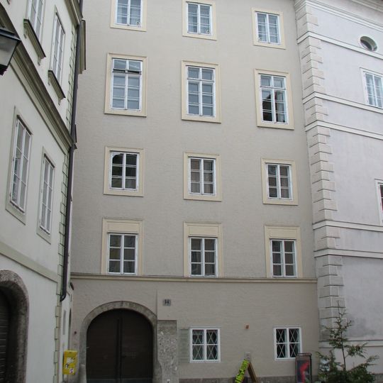 Ehem. Kanonikalhof, Graf Strassoldsches Capitularhaus; der Vorplatz archäologisches Fundhoffnungsgebiet