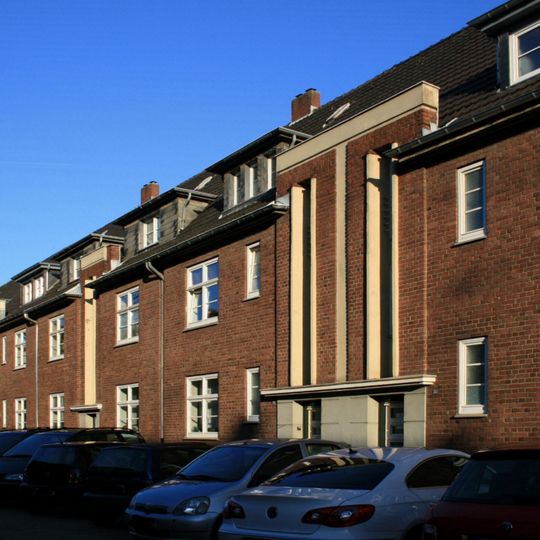 Wohnhausgruppe Weberstraße 6–20, Körnerstraße 21–35 und Schillerstraße 54–74 in Neuss