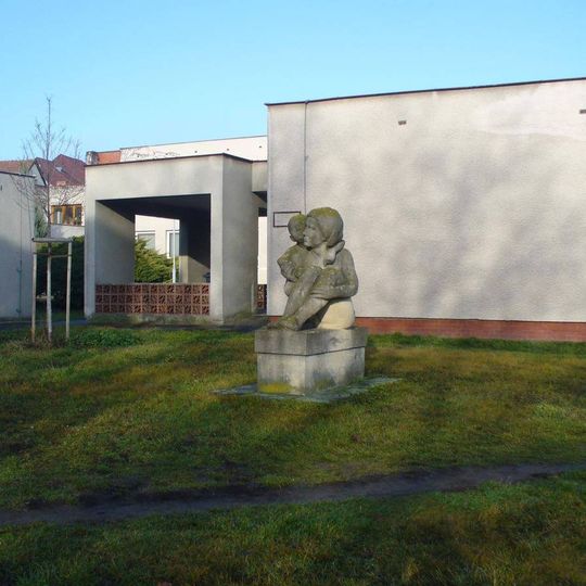 Socha Matka s dítětem v Družstevní ulici v Dobrovici