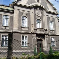 Fara u kostela Panny Marie Královny