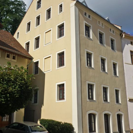 Wohnhaus in nach rechts geschlossener Bebauung Rothenburger Straße 9