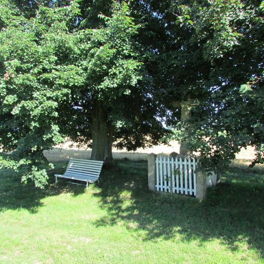 Kříž západně od Dehtářů u cesty do Kojčic