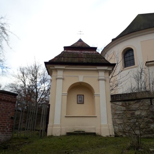 Kaplička v Úterý u kostela