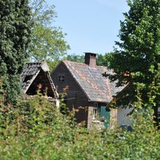 Zomerhuis is gesitueerd aan de linkerzijde van het voorhuis van de boerderij