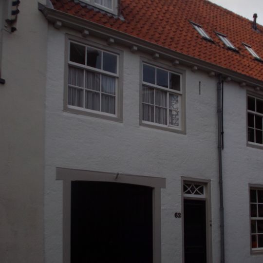 Witgepleisterd huis onder kroonlijst