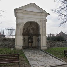 Kaplička se sochou svatého Jana Nepomuckého před kostelem Svatého Michala ve Znojmě