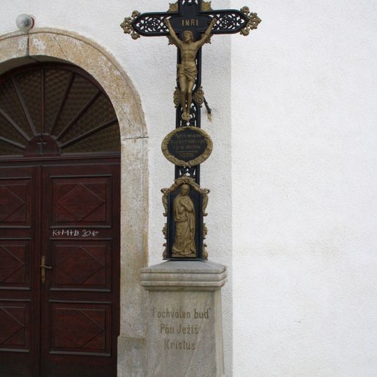 Kříž u kaple sv. Cyrila a Metoděje ve Výčapech