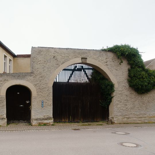 Toranlage eines ehemaligen Dreiseithofes Dorfstraße 23