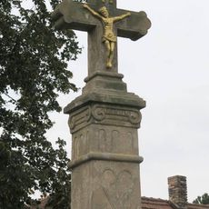 Kříž na rozcestí u obecního úřadu v Ovčárech