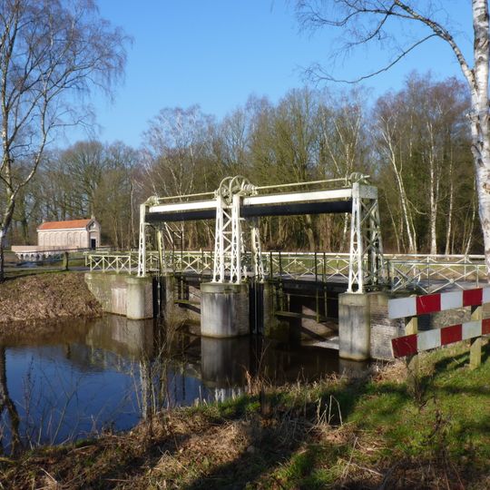 Kanaal, gebouwde onderleider van de Dinkel met schuiven, ijzeren ophaalinstallatie en brug