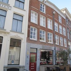 Twee, tot een pand samengetrokken huizen met gevels rood gesausd, onder rechte lijsten