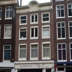 Pand met gevel onder verhoogde lijst met triglyfen