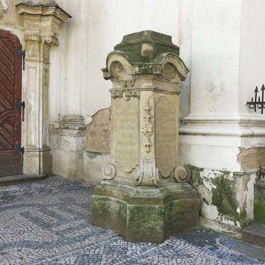 Podstavec sochy sv. Jana Nepomuckého z Rožatova