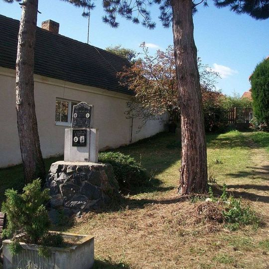 Pomník padlým v Úněticích