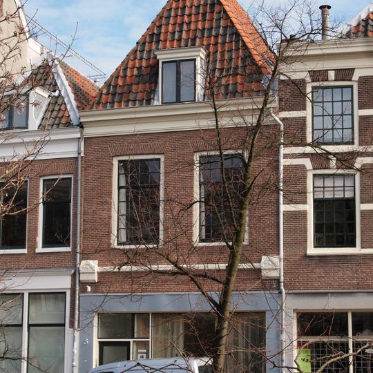 Pand met lijstgevel, schilddak