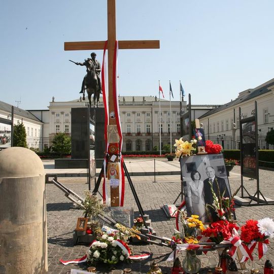 Cross in front of the Presidential Palace in Warsaw
