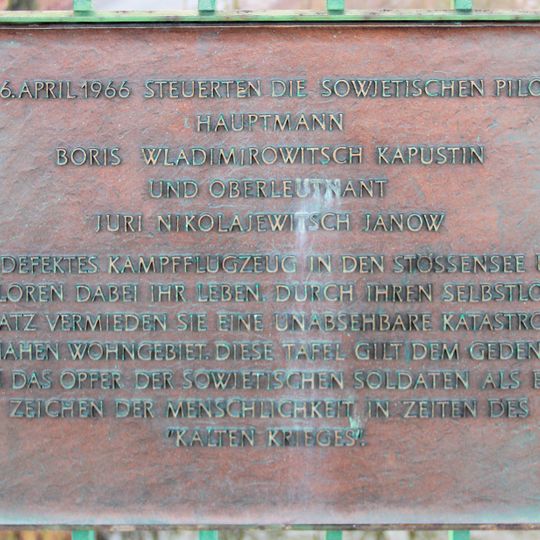 Plaque commémorative du crash d'un avion de combat soviétique sur le pont Stößenseebrücke, Berlin, Allemagne