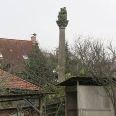 Sloup Nejsvětější Trojice v hospodářské části zámku Čížkovice