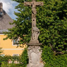 Kříž v Rokytnici v Orlických horách na náměstí Jindřicha Šimka
