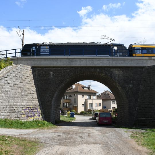 Železniční most přes bezejmennou komunikaci u ulice Hlaváčova