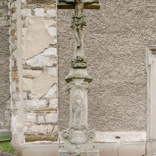 Kříž u kostela v Otovicích