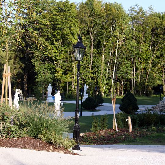 Park samt Gartenplastiken und Glashäusern