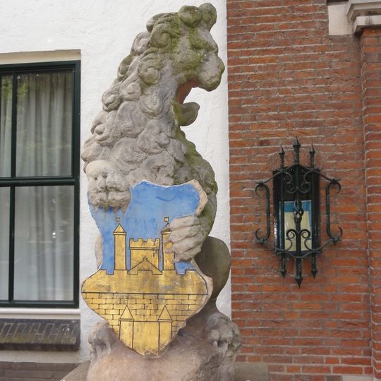 Twee wapenleeuwen, afkomstig van het inrijhek van het voormalige Huis te Gendt, thans geplaatst op moderne pijlers