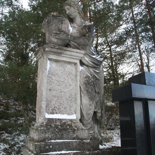 Náhrobek se sochou ženy s urnou