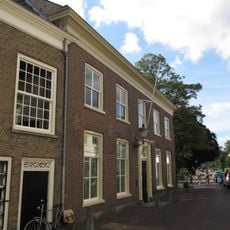 Pand, bestaande uit drie evenwijdige vleugels met verdieping onder zadeldaken