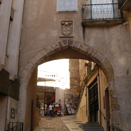 Cerca de Coimbra, designadamente o Arco de Almedina