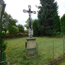 Kříž u kaple v Chýstovicích