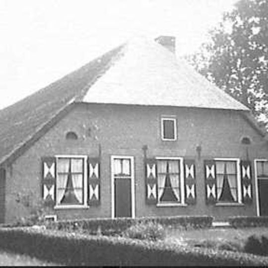 Boerderij met de nokas haaks op de weg gesitueerd