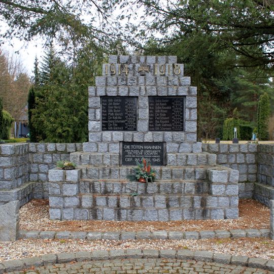 Kriegerdenkmal für die Gefallenen des Ersten und Zweiten Weltkrieges Dorfstraße 28