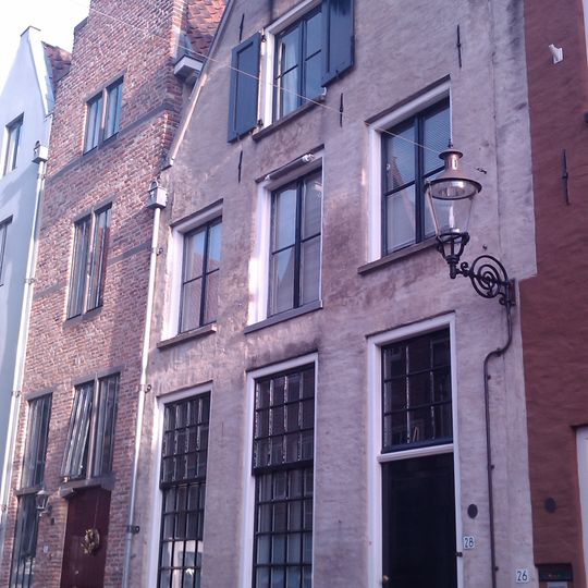 Pakhuis met gepleisterde tuitgevel, hijskap xviii/xix