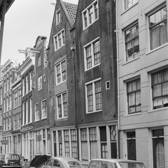 Huis met op originele bolle puibalk overgebouwde puntgevel van het overigens op het begijnhof voorkomende zeer gesloten type