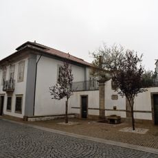 Casa dos Sousa Pedrosas, incluindo largo e chafariz adjacentes