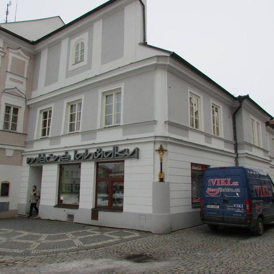 Kříž na domě Mléčných lahůdek čp.27 na Masarykově náměstí v Pelhřimově