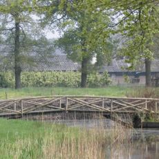 Leeuwenburgh: houten brug over de vijver
