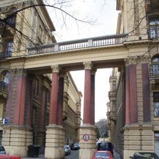 Mostní přechod mezi domy třída Kpt. Jaroše 37a a 39a