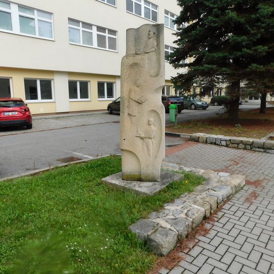 Plastika před Středním odborným učilištěm v Pelhřimově
