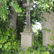 Kříž u silnice u Lomů