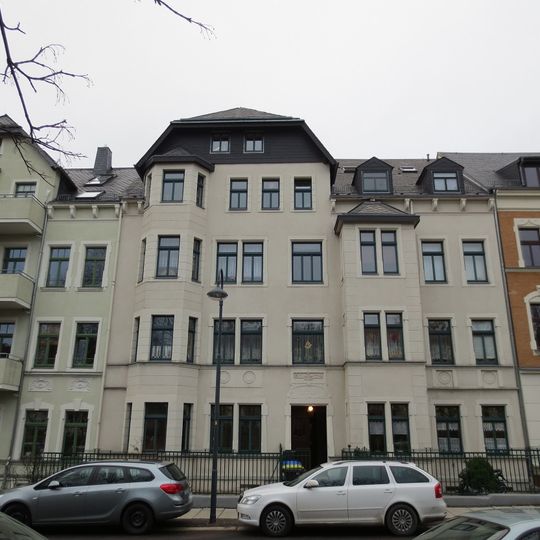 Mietshaus in geschlossener Bebauung mit Einfriedung und Vorgarten Kochstraße 47