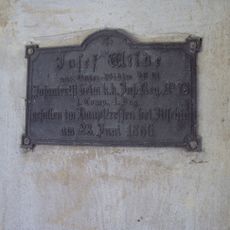 Pamětní deska Josefa Wilde ve vstupu na hřbitov ve Vidimi
