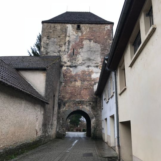 Tour porte de Rochefort-sur-Nenon