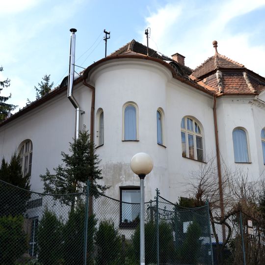 Vila so záhradou, vila