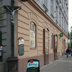 Kříž v Nádražní ulici na Smíchově v Praze