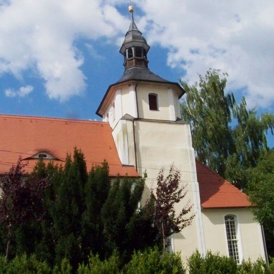 Dorfkirche Ramsdorf: Kirche und Grabstein an der Kirche Dorfstraße -